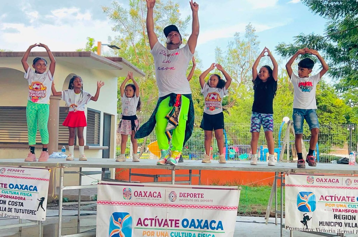 VickyBernal23_'s tweet photo. Cada vez más cerca de ti actividades masivas en comunidades #afromexicanas de #villadetututepec #costa la actividad física gratuita un derecho de todos gracias a #activateoaxaca @DEPORTE_GobOax @SanVillalobo_S y  @alfredoharphelu @FundacionAHHO 🚦
#semaforodeportivo 🚥 https://t.co/WU4e258E4y