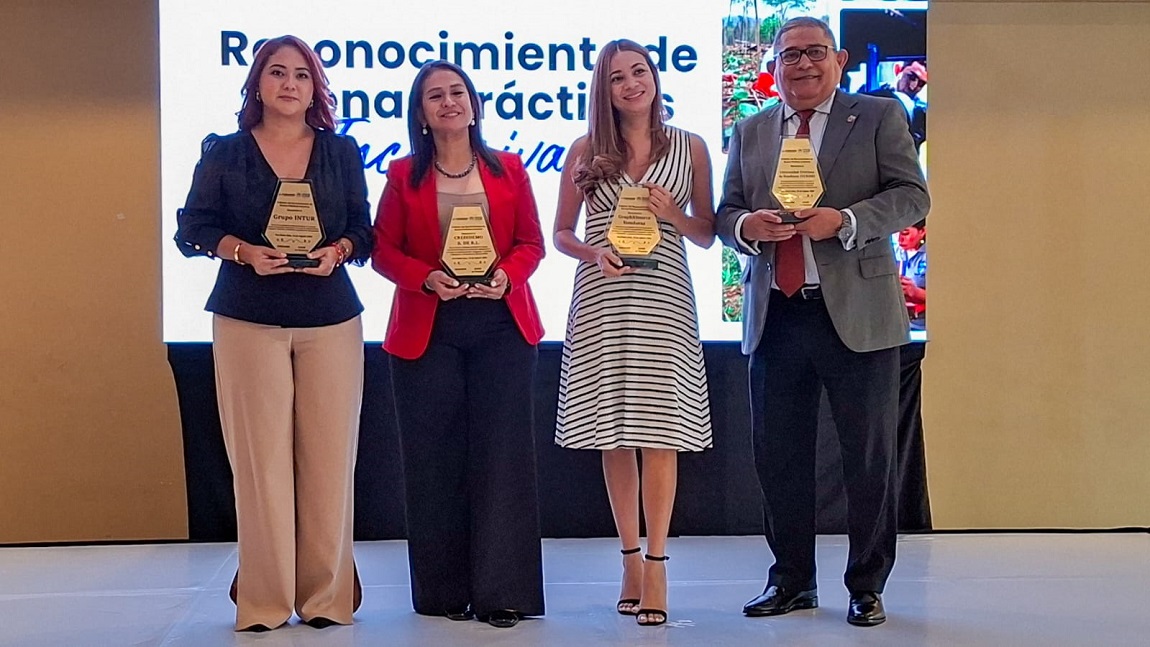 EldiarioHND's tweet photo. #ElDiarioHN #ACNURHonduras #FUNDAHRSE #InclusiónLaboral

@FUNDAHRSE_  y @ACNURhonduras entregan el Reconocimiento a Buenas Prácticas Inclusivas a 20 empresas hondureñas por promover la inclusión laboral y la equidad.
¡Lee más aquí! → https://t.co/HEHa0fUvmz https://t.co/FRvim0fn3U