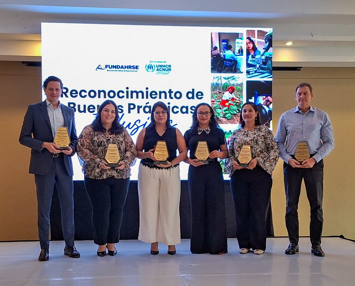 EldiarioHND's tweet photo. #ElDiarioHN #ACNURHonduras #FUNDAHRSE #InclusiónLaboral

@FUNDAHRSE_  y @ACNURhonduras entregan el Reconocimiento a Buenas Prácticas Inclusivas a 20 empresas hondureñas por promover la inclusión laboral y la equidad.
¡Lee más aquí! → https://t.co/HEHa0fUvmz https://t.co/FRvim0fn3U