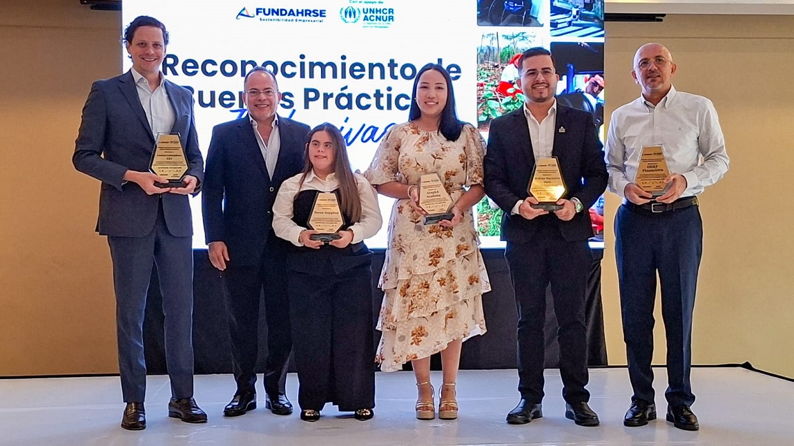 EldiarioHND's tweet photo. #ElDiarioHN #ACNURHonduras #FUNDAHRSE #InclusiónLaboral

@FUNDAHRSE_  y @ACNURhonduras entregan el Reconocimiento a Buenas Prácticas Inclusivas a 20 empresas hondureñas por promover la inclusión laboral y la equidad.
¡Lee más aquí! → https://t.co/HEHa0fUvmz https://t.co/FRvim0fn3U
