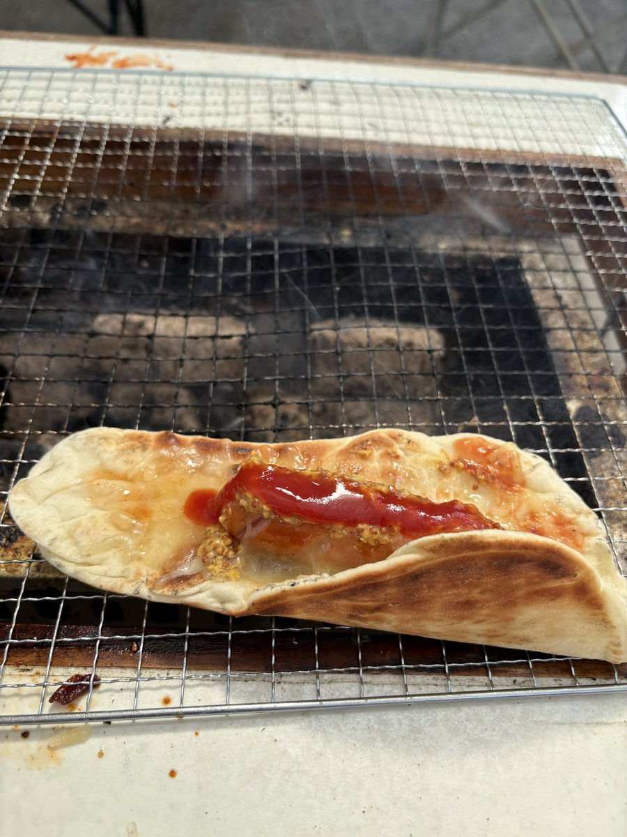 cayakuma's tweet photo. 子供たちをフランクフルトで満足させたあと自分用のケチャップマスタードタバスコ大盛りチーズウインナードッグを錬成して食べるのが好き https://t.co/kDMZJUMaWx