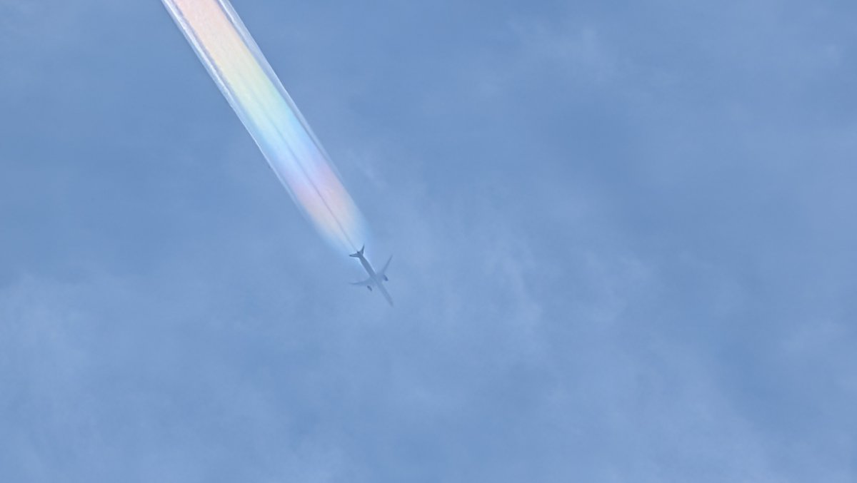 hikaru_wpf's tweet photo. 空を見上げたらなん���色付いてるように見えるコントレイル(飛行機雲) https://t.co/QkJ2C4Cx5G