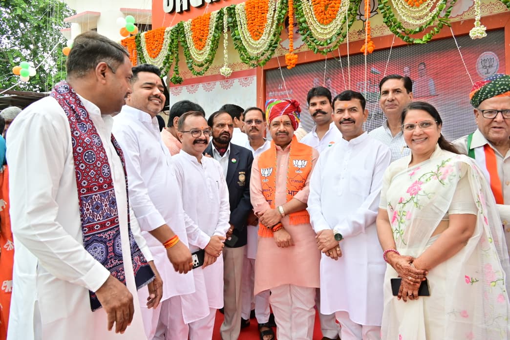 BJP4Rajasthan's tweet photo. 80वें स्वतंत्रता दिवस के पावन अवसर पर आज जयपुर स्थित भाजपा प्रदेश मुख्यालय पर प्रदेश अध्यक्ष श्री @madanrrathore ने राष्ट्रीय ध्वज तिरंगा फहराया। 🇮🇳

इस अवसर पर राष्ट्र की स्वतंत्रता के लिए अपना सर्वस्व न्योछावर करने वाले अमर शहीदों एवं स्वतंत्रता सेनानियों को श्रद्धापूर्वक नमन किया गया।

इस दौरान प्रदेश महामंत्री (संगठन) श्री @ajaeybjp, राज्यसभा सांसद श्री @DrSatishPoonia, जयपुर शहर सांसद श्रीमती @Manju4bjp सहित पार्टी पदाधिकारी एवं कार्यकर्तागण उपस्थित रहे।

#IndiaIndependenceDay