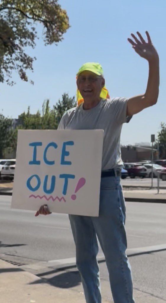 luvsuncat's tweet photo. I think getting assaulting a US citizen while 🪧 protesting should be arrested⛓️‍💥 Like this man that hit me with his sign 🪧 . He could’ve caused an accident.  Hanging out at the Federal Eugene Oregon building. https://t.co/uNIBsaqrMy