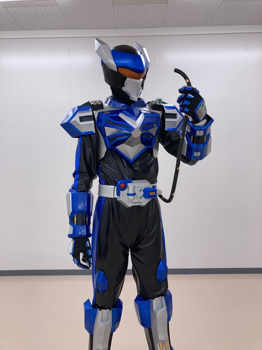 EXEATER_GABITO's tweet photo. 室内で素材撮影中！　このベルトから出たコードは一体なんぞや！！

真相はスーパーアートブック第②巻でお披露目！ https://t.co/u7rlPYAidS