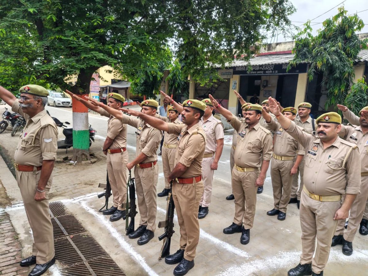 AonlaCo's tweet photo. Happy Independence Day #Independence #India #uppolice #bareillypolice https://t.co/9s8eDAidZX