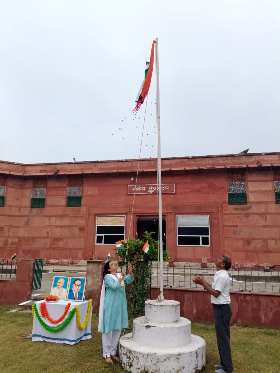 MuseumMathura's tweet photo. राजकीय संग्रहालय मथुरा में आज दिनांक 15 अगस्त 2026 को स्वतंत्रता दिवस समारोह मनाया गया। इस अवसर पर ध्वजारोहण के पश्चात संग्रहालय के अधिकारी, कर्मचारियों, आउटसोर्सिंग कार्मिकों, पूर्व सैनिक सुरक्षा कर्मियों एवं पुलिस गार्ड द्वारा राष्ट्रीय गान एवं राष्ट्रीय गीत का गायन किया गया। https://t.co/cu9VA10UTZ