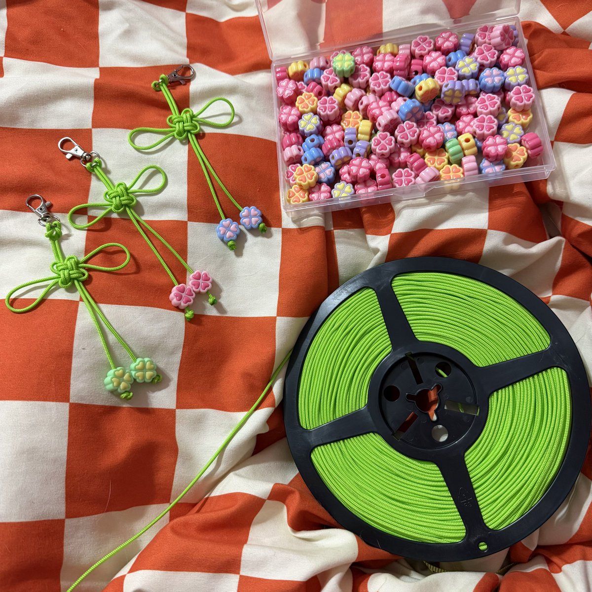 flovercarat's tweet photo. tomorrow glow freebie making time!!! time to make a million 🍀 https://t.co/jymvhJIFeA