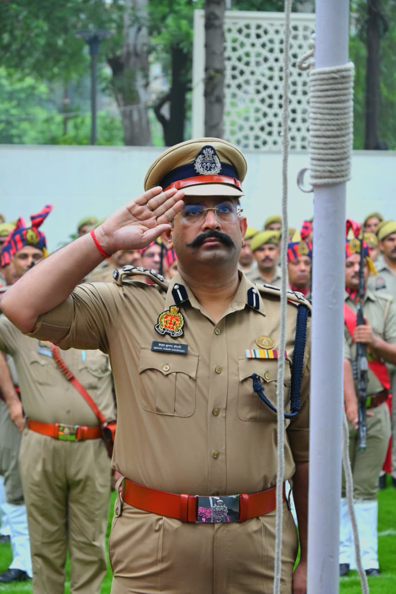ghaziabadpolice's tweet photo. 80वें स्वतंत्रता दिवस के पावन एवं गौरवमयी अवसर पर श्री केशव कुमार चौधरी, अतिरिक्त पुलिस आयुक्त मुख्यालय एवं अपराध द्वारा पुलिस कार्यालय पर ध्वजारोहण कर समस्त पुलिसकर्मियों को राष्ट्र की एकता एवं अखंडता की रक्षा तथा जनसेवा के प्रति निष्ठापूर्वक कर्तव्यों के निर्वहन की शपथ दिलाई गई।
#IndependenceDay2026 
#IndependenceDay 
#UPPolice
@Uppolice