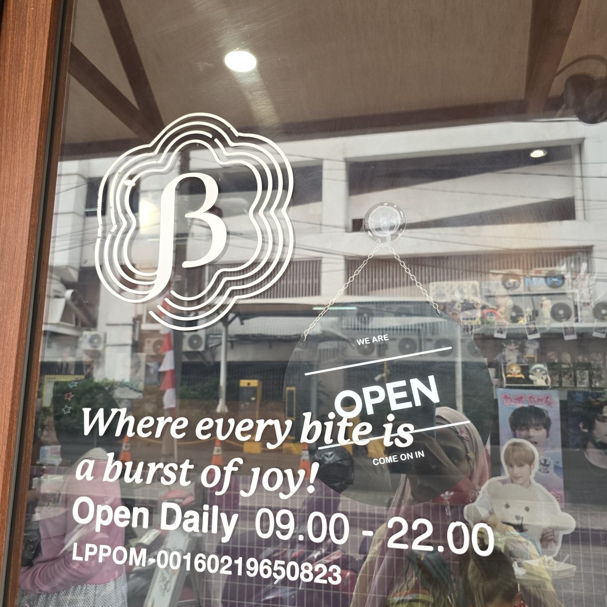seMOAloka's tweet photo. #KaiKoi #HUENINGKAI cafe event Jakarta 🇮🇩 is now OPEN ❣️❣️❣️

#ヒュニンカイ #휴닝카이  #カイコイ #by_semoaloka 

COUNTLESS LOVE WITH HUENINGKAI
#StickWithHue
#한여름의다정한선물울닝카이
#永遠に輝く天使ヒュニンカイ https://t.co/AIQWMFo32a