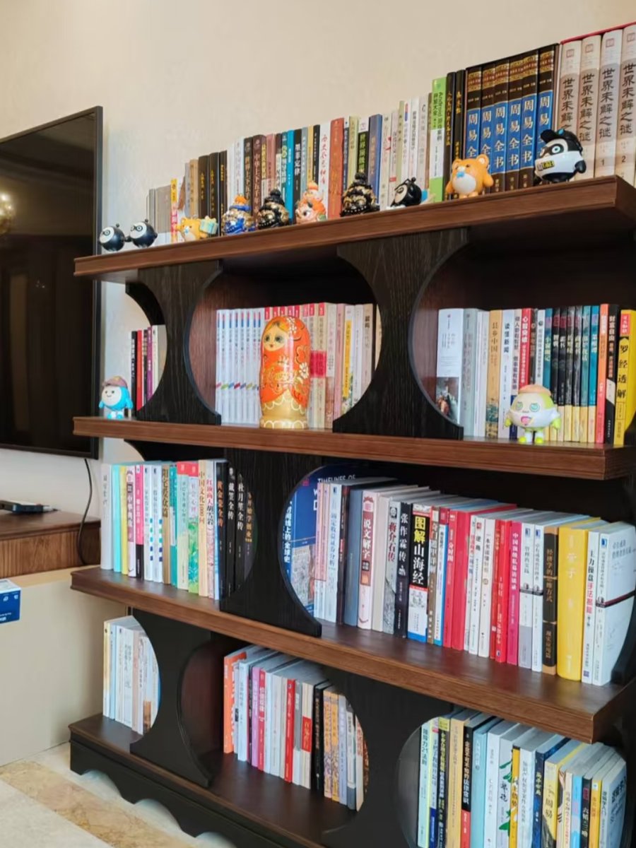 pkMcLaughlin1's tweet photo. Decluttered my bookshelf today! Sent old novels u0026 mugs to the charity bin – makes so much space for new finds. Small steps, big joy. https://t.co/1yMsg8e3Jd