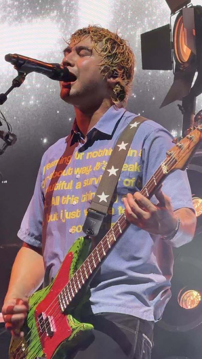 sourcecth's tweet photo. More of Calum from the Raleigh show! 

via @grapejuicesally 

#EASRaleigh #RaleighIsAStar https://t.co/I8G3vtu1AL