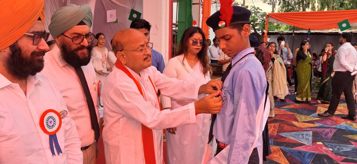 angadsinghbjp1's tweet photo. हमारा तिरंगा देश की आन, बान और शान का प्रतीक है। आइए, राष्ट्र की एकता, अखंडता और समृद्धि के लिए सदैव समर्पित रहने का संकल्प लें।

जय हिंद! 🇮🇳
वंदे मातरम्! 🇮🇳

#स्वतंत्रता_दिवस #IndependenceDay #HarGharTiranga #JaiHind #Barabanki https://t.co/il7NmPu5mP