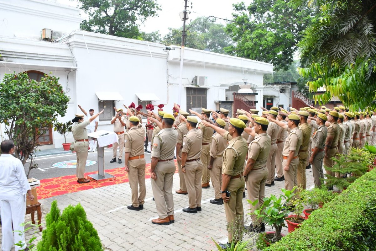 budaunpolice's tweet photo. 80वें स्वतंत्रता दिवस के अवसर पर #SSP_BDN द्वार SSP कैम्प कार्यालय पर ध्वजारोहण किया गया एवं मौजूद समस्त अधिकारियों/कर्मचारियों को राष्ट्रीय एकता संकल्प की शपथ दिलाई गयी।
#INDEPENDENCE_DAY_2026
@budaunpolice https://t.co/3qBBhyBFfY