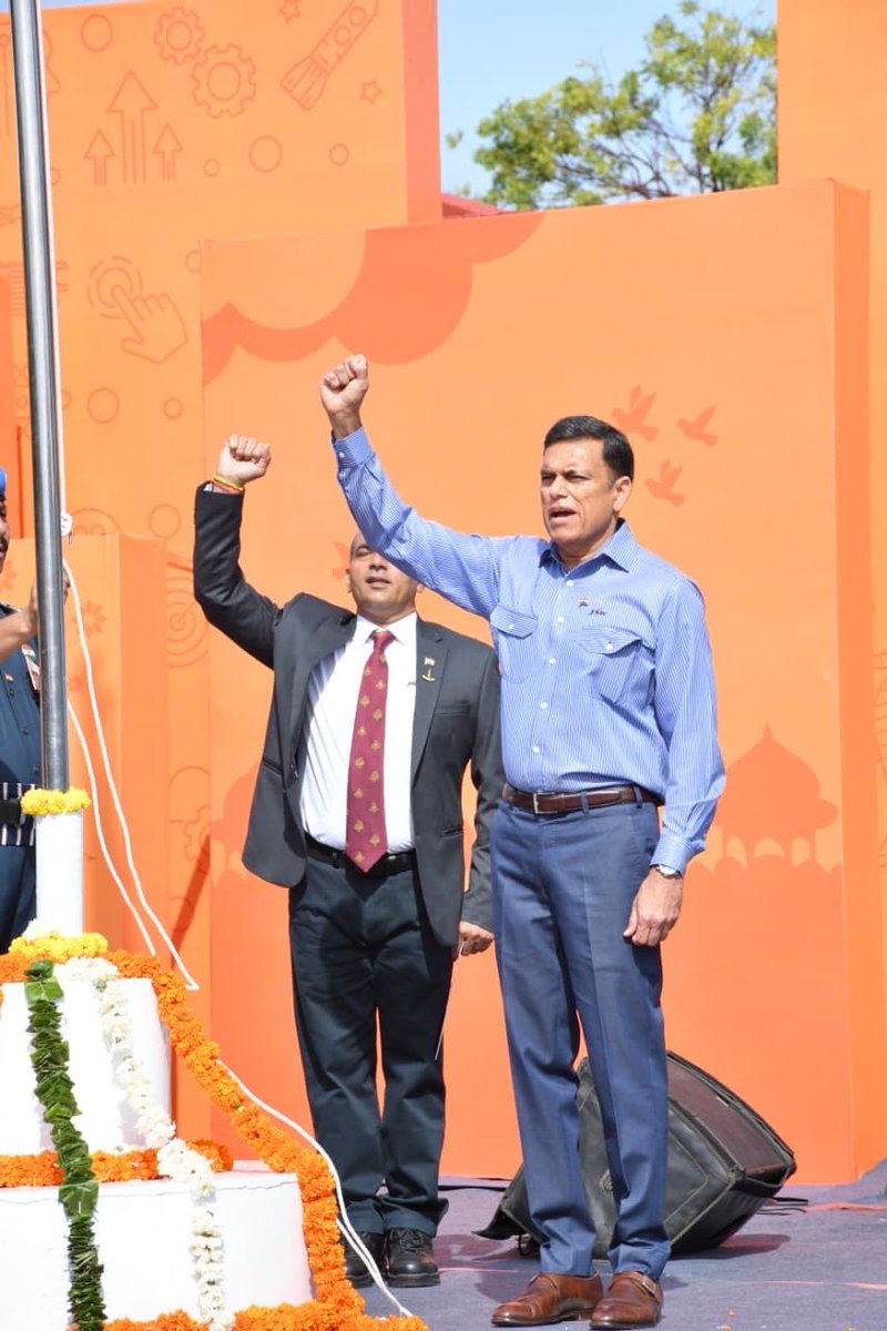 sajjanjindal's tweet photo. आज़ादी की कीमत बलिदान से चुकाई ग�� थी, उसकी रक्षा आत्मनिर्भरता से होगी। विजयनगर में तिरंगा फहराते हुए यह संकल्प और मज़बूत होता है — इस्पात के हर कण में एक स्वावलंबी भारत का सपना ज़िंदा है। जय हिंद! 🇮🇳 #आत्मनिर्भर_भारत #MakeInIndia https://t.co/oChuxbcP6o