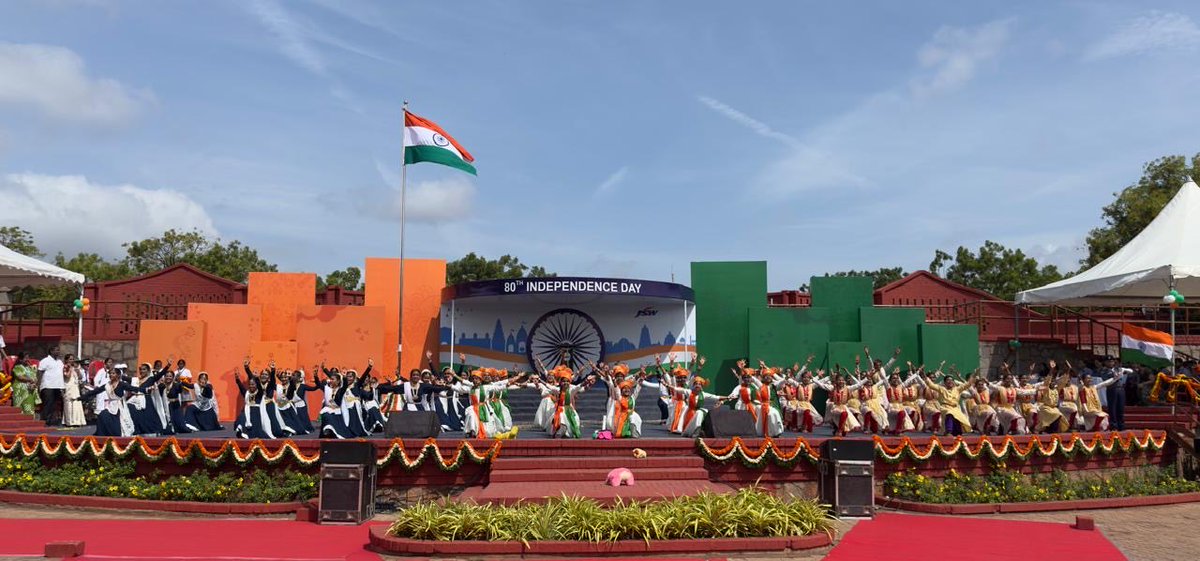 sajjanjindal's tweet photo. आज़ादी की कीमत बलिदान से चुकाई ग�� थी, उसकी रक्षा आत्मनिर्भरता से होगी। विजयनगर में तिरंगा फहराते हुए यह संकल्प और मज़बूत होता है — इस्पात के हर कण में एक स्वावलंबी भारत का सपना ज़िंदा है। जय हिंद! 🇮🇳 #आत्मनिर्भर_भारत #MakeInIndia https://t.co/oChuxbcP6o