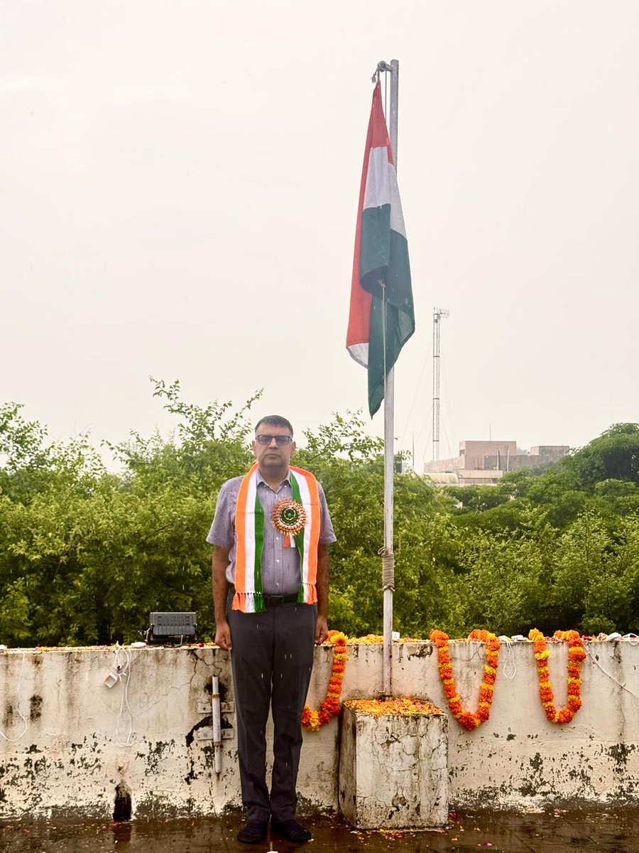 gmfcij's tweet photo. 🇮🇳 80वाँ स्वतंत्रता दिवस | भारतीय खाद्य निगम, क्षेत्रीय कार्यालय, जम्मू 🇮🇳
भारतीय खाद्य निगम, क्षेत्रीय कार्यालय, जम्मू में 80वें स्वतंत्रता दिवस के अवसर पर गरिमापूर्ण ध्वजारोहण समारोह आयोजित किया गया। 🇮🇳

जय हिंद! 🇮🇳 https://t.co/BimzC5R2N1