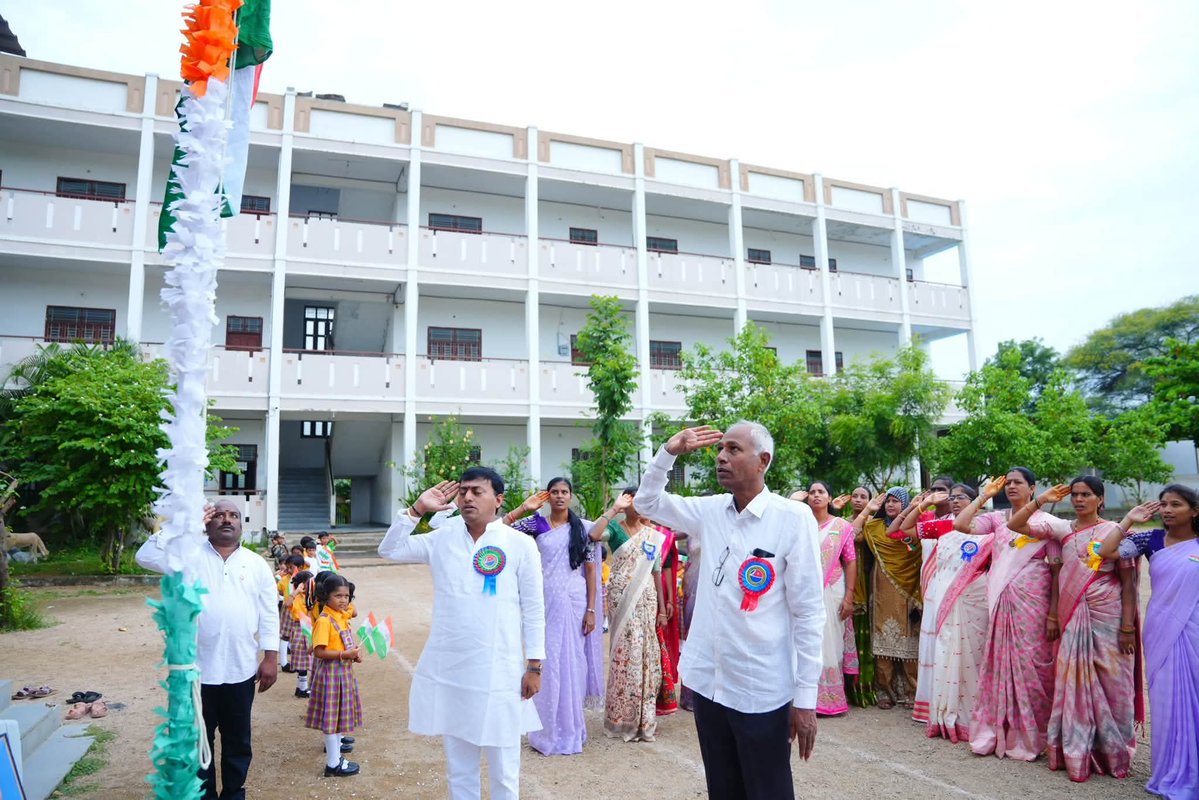 RakeshReddyBRS's tweet photo. మీ రక్తాన్ని నాకివ్వడని నేను మీకు స్వాతంత్ర్యం ఇస్తాను.

-నేతాజీ సుభాస్ చంద్రబోస్

కడిపికొండ, విశ్వశాంతి పాఠశాలలో నిర్వహించిన స్వాతంత్ర్య దినోత్సవ వేడుకల్లో పాల్గొనడం జరిగింది.

•||వందేమాతరం||•

#HappyIndependenceDay 🇮🇳
#IndependenceDay #80thIndependenceDay https://t.co/IFzVSw5U4m