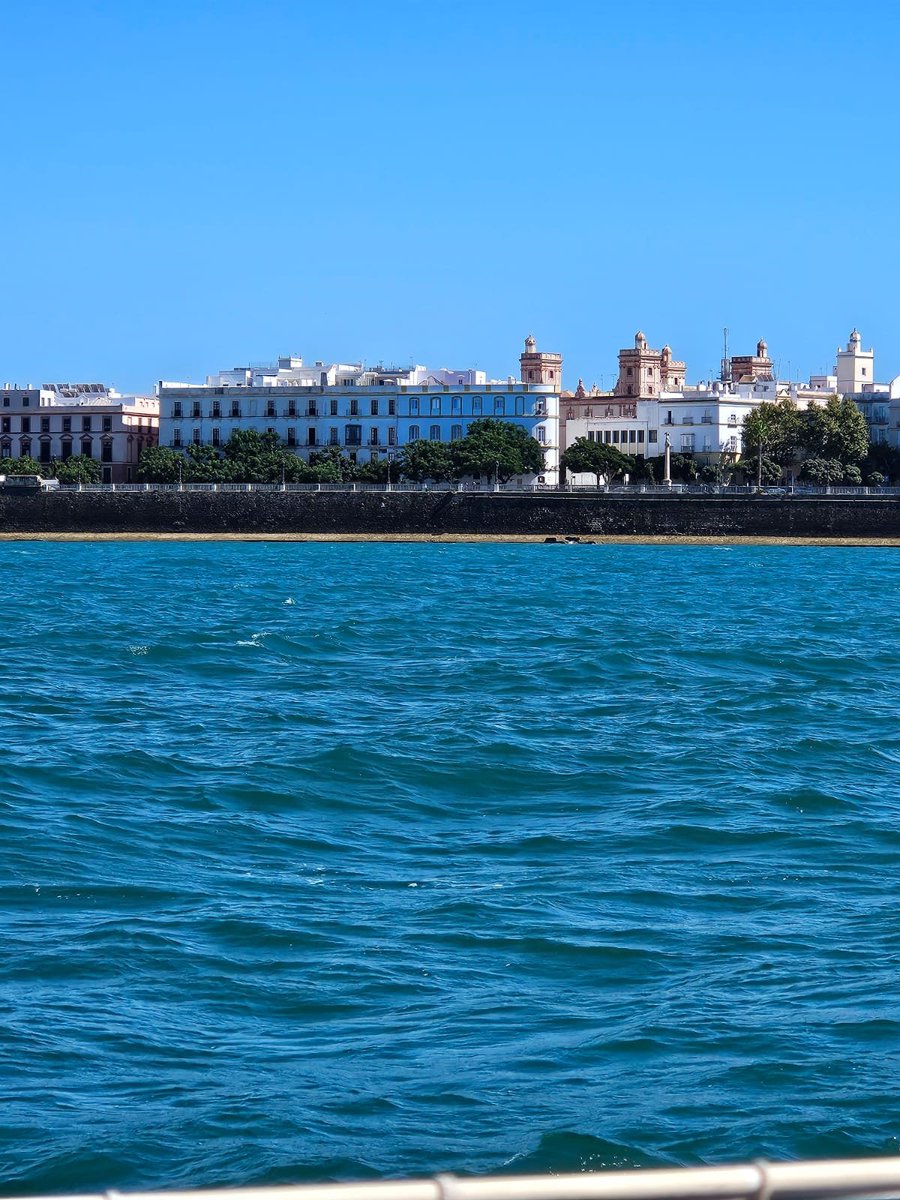Lin_da_07_01_'s tweet photo. Goedemorgen! ☕️ Zo, ik werd wakker van een harde onweersklap, niet normaal. Wel fijn, weer even regen. We maken het hier gewoon zonnig met een vakantiefoto uit Cádiz, gemaakt tijdens het zeilen. Fijne dag! ☕️😘☕️
#ochtend #onweer #regen #vakantie #Cádiz #zeilen #dag https://t.co/wSmdoQ7brv