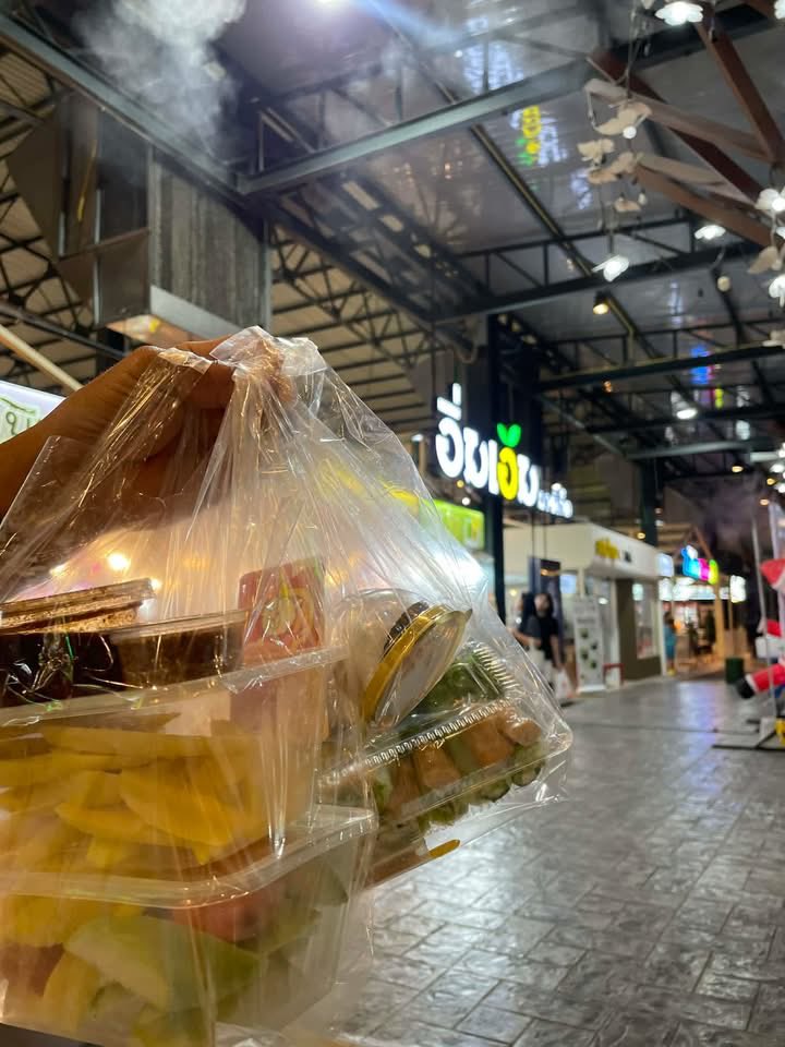 YoYoix's tweet photo. มาทำความรู้จัก ก็ลองถามชื่อ ชวนกินข้าวก่อน ไม่ใช่จะเปิดแต่ห้อง5555 😆 #สระบุรี https://t.co/TSZrihJd6L