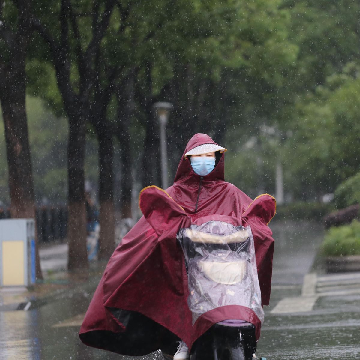 mayaVachhani1's tweet photo. A stranger held the door for me in the pouring rain today, even when they were running late. Kindness is such a small, huge gift. https://t.co/YEAjV8HmGi