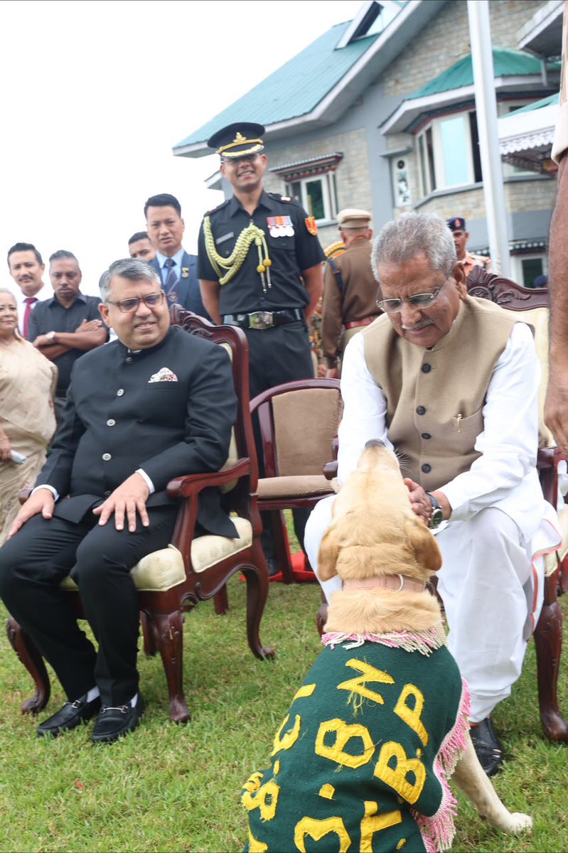 GovernorSikkim's tweet photo. ८०वें स्वतंत्रता दिवस के पुनीत अवसर पर माननीय राज्यपाल श्री @OmMathur_Raj ने आज राजकीय निवास लोकभवन, गंगटोक के प्रांगण में ध्वजारोहण किया।
इस अवसर पर राज्यपाल महोदय ने आव्हान किया की हम सभी राष्ट्र की अखंडता, समरसता, और सद्भाव के प्रति संकल्पित हों, विकसित भारत की यात्रा के सभी सहचर बनें , सभी देशवासियों को स्वतंत्रता दिवस की हृदय से शुभकामना ।
जय हिन्द 🇮🇳 
जय सिक्किम 🇮🇳
@PMOIndia