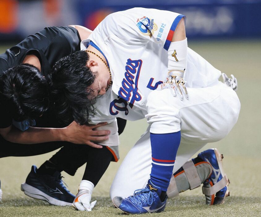 gnomotoke's tweet photo. 中日・村松開人、死球で途中交代　初回、巨人・竹丸のチェンジアップが右肩肩甲骨付近を直撃、ベンチで治療も…代走・土田に交代（中日スポーツ）-Yahoo!ニュース https://t.co/QgsiePG5Eg

中日の村松開人内野手が「2番・遊撃」で出場し、初回に巨人先発・竹丸から背中付近に死球を受け、途中交代。 https://t.co/HEPpGEo4e4