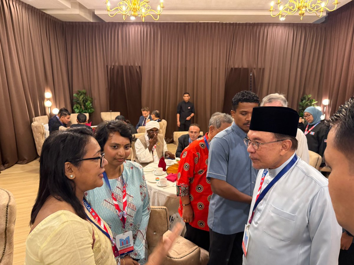 ShahanaraMonica's tweet photo. Privileged to meet PM @anwaribrahim at the inauguration of #Keadlian Kongres 2026 at #MITC, #Melaka and learn about  his party PKR's 'reformasi' agenda.  

Also conveyed the warm greetings of HPM @trahmanbnp &amp; invitation to visit #Bangladesh soon.

🇧🇩🤝🇲🇾 https://t.co/ZeHR4Y96l2