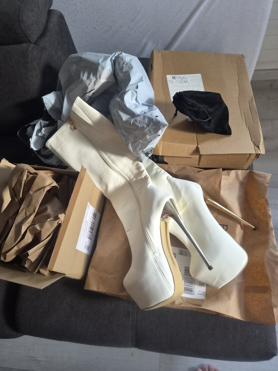 MistressIlina's tweet photo. Es warten viele Geschenke bei meinem Sklaven @Slave_Maddin Zuhause auf mich......

#happyweekend #goodday #myworld #newboots #dreamlife 

@Oostwalum @dommes_rt @dommelinecouk @FemdomWorld_PR @BootGoddessesPR @Latex_High_Heel https://t.co/HV3JKT927g