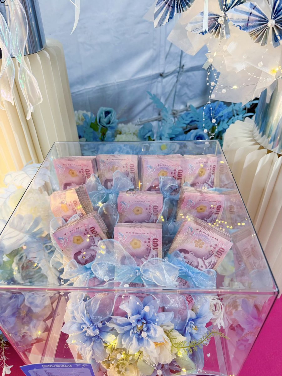 porbubbleland's tweet photo. Por Fancon fan support has arrived at the venue 9️⃣

💰100000 THB cash box

Everyone’s welcome to  photos! 
We look forward to your shares 💙
📍 Location: 3rd Floor, IMPACT
📆 Display Period: August 15 – August 16, 2026

Image credit thanks @marliipor 

Thank you to every fan who participated

DUANG GO ROUND DAY1
#DuangConcertDay1
#Porsuppakarn
#DuangGoRoundConcert