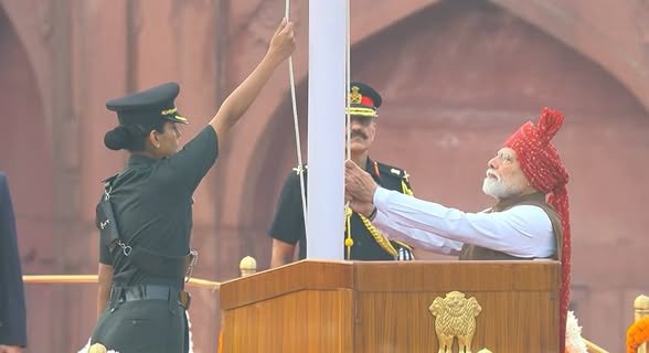 prakashbjp_'s tweet photo. तिरंगे के सामने हर भारतीय का सिर गर्व से ऊंचा हो जाता है! 🇮🇳

80वें स्वतंत्रता दिवस के अवसर पर मा.प्रधानमंत्री @narendramodi जी ने लाल किले की प्राचीर से तिरंगे को दी गर्व और सम्मान से भरी सलामी...

हर धड़कन में भारत, हर दिल में तिरंगा। 

#IndiaIndependenceDay https://t.co/mgIweXDdNf