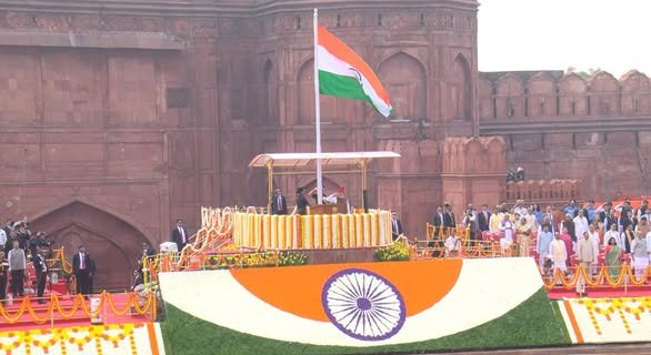 prakashbjp_'s tweet photo. तिरंगे के सामने हर भारतीय का सिर गर्व से ऊंचा हो जाता है! 🇮🇳

80वें स्वतंत्रता दिवस के अवसर पर मा.प्रधानमंत्री @narendramodi जी ने लाल किले की प्राचीर से तिरंगे को दी गर्व और सम्मान से भरी सलामी...

हर धड़कन में भारत, हर दिल में तिरंगा। 

#IndiaIndependenceDay https://t.co/mgIweXDdNf