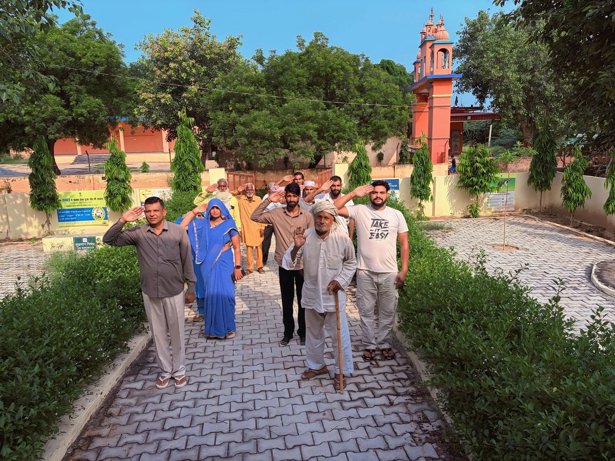 the_pankajyadav's tweet photo. 80वें स्वतंत्रता दिवस के पावन अवसर पर आयुष्मान आरोग्य मंदिर, 
राजकीय उप स्वास्थ्य केंद्र गिगलाना, ब्लॉक शाहजहांपुर, जिला कोटपूतली-बहरोड़ में 
ग्रामवासियों के साथ ध्वजारोहण किया। 

"आरोग्य परमं धनम्" - स्वस्थ भारत ही सशक्त भारत 🇮🇳

#IndependenceDay #15August #HarGharTiranga #AayushmanArogyaMandir 
#NHM #CHO #Rajasthan