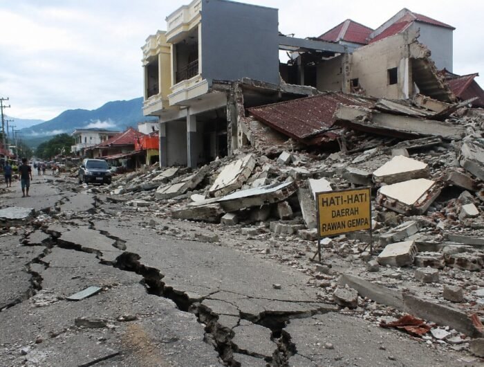 indepenSumatera's tweet photo. UPDATE INFO: 33 ORANG MENINGGAL

GEMPA FLORES M7.7, KORBAN TEWAS MENJADI 33 ORANG, KERUSAKAN MELUAS DI NTT 🚨💔

Rincian Dampak Gempa Flores M7.7 (Update 15 Agustus 2026):

1. Korban Jiwa & Luka-Luka
- Total Korban Meninggal: 33+ jiwa terkonfirmasi tewas akibat tertimpa reruntuhan fasilitas umum, dermaga pelabuhan, dan rumah tinggal.
- Korban Luka-luka: Puluhan warga dalam perawatan medis darurat di RSUD dan puskesmas setempat.

2. Sebaran Pengungsian Mandiri
Ribuan warga di sepanjang pesisir utara Flores (Sikka, Ende, Manggarai, Nagekeo) hingga Kepulauan Selayar memilih bertahan di lokasi perbukitan dan area tinggi karena kekhawatiran akan gempa susulan.

3. Kerusakan Infrastruktur & Bangunan
• Gedung bandara, kampus universitas, tempat ibadah, serta fasilitas umum di Ruteng dan Borong mengalami keruntuhan atap dan retakan berat.
- Rumah warga di berbagai area terpencil dilaporkan roboh.
- Gangguan jaringan listrik dan akses komunikasi sempat terputus di beberapa wilayah pulau terluar.

Kebutuhan Mendesak Saat Ini wak 
- Posko darurat dan peralatan medis tambahan di titik-titik pengungsian.
- Pendistribusian air bersih, obat-obatan, serta tenda pengungsian.
- Pemulihan jaringan listrik dan fasilitas komunikasi.

Dukungan dan doa terbaik untuk saudara-saudara kita di Flores dan sekitarnya yang sedang berjuang di tengah musibah ini.