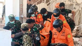 indepenSumatera's tweet photo. UPDATE INFO: 33 ORANG MENINGGAL

GEMPA FLORES M7.7, KORBAN TEWAS MENJADI 33 ORANG, KERUSAKAN MELUAS DI NTT 🚨💔

Rincian Dampak Gempa Flores M7.7 (Update 15 Agustus 2026):

1. Korban Jiwa & Luka-Luka
- Total Korban Meninggal: 33+ jiwa terkonfirmasi tewas akibat tertimpa reruntuhan fasilitas umum, dermaga pelabuhan, dan rumah tinggal.
- Korban Luka-luka: Puluhan warga dalam perawatan medis darurat di RSUD dan puskesmas setempat.

2. Sebaran Pengungsian Mandiri
Ribuan warga di sepanjang pesisir utara Flores (Sikka, Ende, Manggarai, Nagekeo) hingga Kepulauan Selayar memilih bertahan di lokasi perbukitan dan area tinggi karena kekhawatiran akan gempa susulan.

3. Kerusakan Infrastruktur & Bangunan
• Gedung bandara, kampus universitas, tempat ibadah, serta fasilitas umum di Ruteng dan Borong mengalami keruntuhan atap dan retakan berat.
- Rumah warga di berbagai area terpencil dilaporkan roboh.
- Gangguan jaringan listrik dan akses komunikasi sempat terputus di beberapa wilayah pulau terluar.

Kebutuhan Mendesak Saat Ini wak 
- Posko darurat dan peralatan medis tambahan di titik-titik pengungsian.
- Pendistribusian air bersih, obat-obatan, serta tenda pengungsian.
- Pemulihan jaringan listrik dan fasilitas komunikasi.

Dukungan dan doa terbaik untuk saudara-saudara kita di Flores dan sekitarnya yang sedang berjuang di tengah musibah ini.