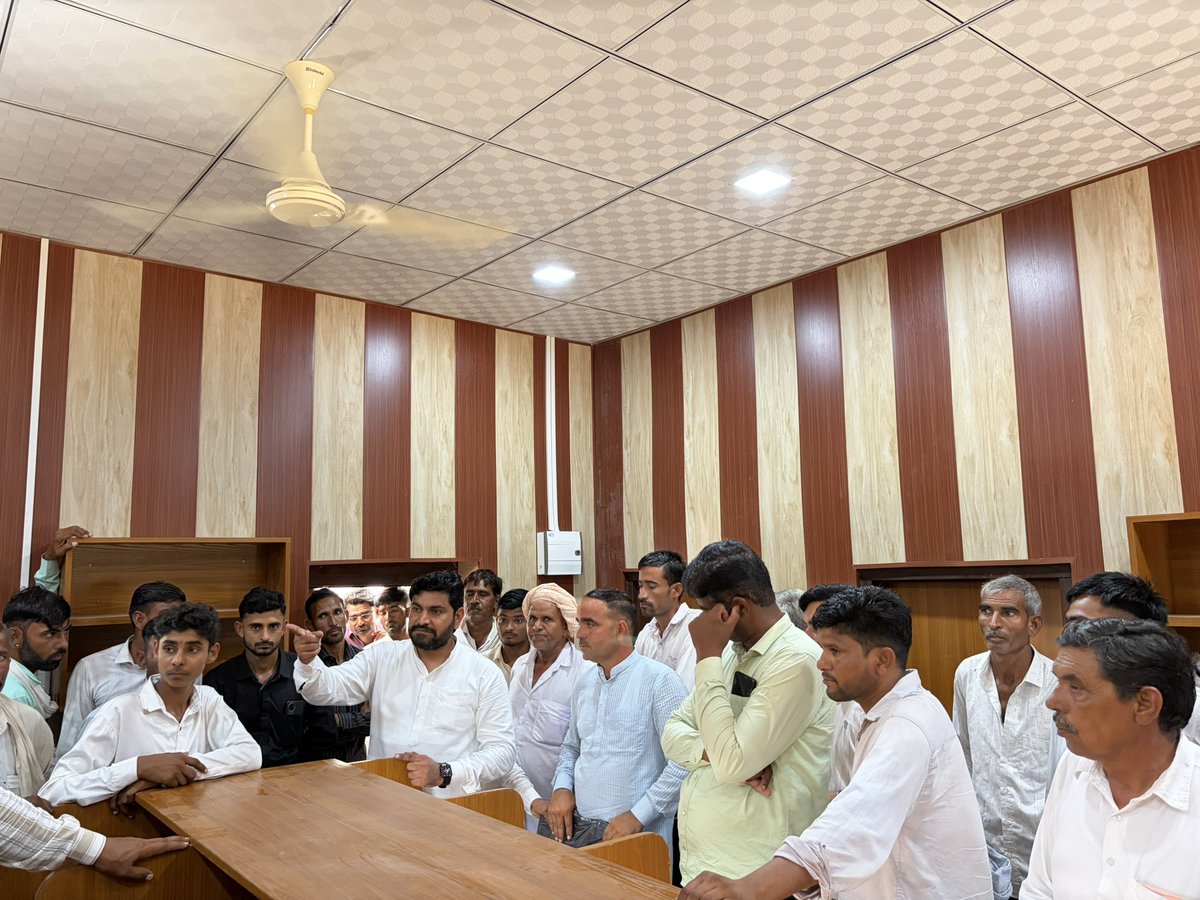 VijayBeniwal_'s tweet photo. आज मेरे गाँव में दूसरी लाइब्रेरी के शुभारंभ का अवसर मिला। इस आधुनिक एवं शानदार लाइब्रेरी का उद्घाटन उन बच्चों के हाथों से किया गया, जिन्होंने अपनी मेहनत से NEET जैसी कठिन परीक्षा में सफलता हासिल की है। 📚✨

हमारा संकल्प है कि गाँव के सरकारी स्कूल के जरूरतमंद बच्चों की शिक्षा में कोई कमी न रहे। इसलिए जब तक जीवन है, तब तक मेरी ओर से जरूरतमंद विद्यार्थियों को आवश्यक  स्टेशनरी उपलब्ध करवाता रहूँगा।

किताबें जब बच्चों के हाथों में होंगी, तभी गाँव का भविष्य मजबूत होगा। ❤️📖
@RLPINDIAorg 
#शिक्षा #गांव_की_लाइब्रेरी #NEET #बच्चों_का_भविष्य #शिक्षा_का_संकल्प