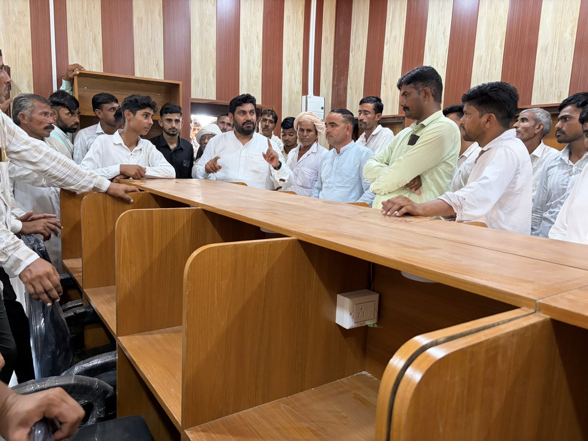 VijayBeniwal_'s tweet photo. आज मेरे गाँव में दूसरी लाइब्रेरी के शुभारंभ का अवसर मिला। इस आधुनिक एवं शानदार लाइब्रेरी का उद्घाटन उन बच्चों के हाथों से किया गया, जिन्होंने अपनी मेहनत से NEET जैसी कठिन परीक्षा में सफलता हासिल की है। 📚✨

हमारा संकल्प है कि गाँव के सरकारी स्कूल के जरूरतमंद बच्चों की शिक्षा में कोई कमी न रहे। इसलिए जब तक जीवन है, तब तक मेरी ओर से जरूरतमंद विद्यार्थियों को आवश्यक  स्टेशनरी उपलब्ध करवाता रहूँगा।

किताबें जब बच्चों के हाथों में होंगी, तभी गाँव का भविष्य मजबूत होगा। ❤️📖
@RLPINDIAorg 
#शिक्षा #गांव_की_लाइब्रेरी #NEET #बच्चों_का_भविष्य #शिक्षा_का_संकल्प
