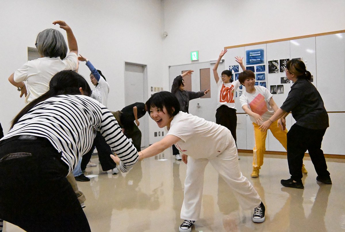 topmuseum's tweet photo. 【募集】＃ダンス・ウェル (手話通訳付)
パーキンソン病と共に生きる方を中心に、こどもから大人まで一緒に参加できるプログラムです。
＃TOPコレクション をいつもと違う視点や角度から、からだ全体であじわい表現してみましょう。
8/29(土) 14:00～15:30
申込締切：8/19(水)
https://t.co/xyGLsDb4De https://t.co/hBxX0wvQno