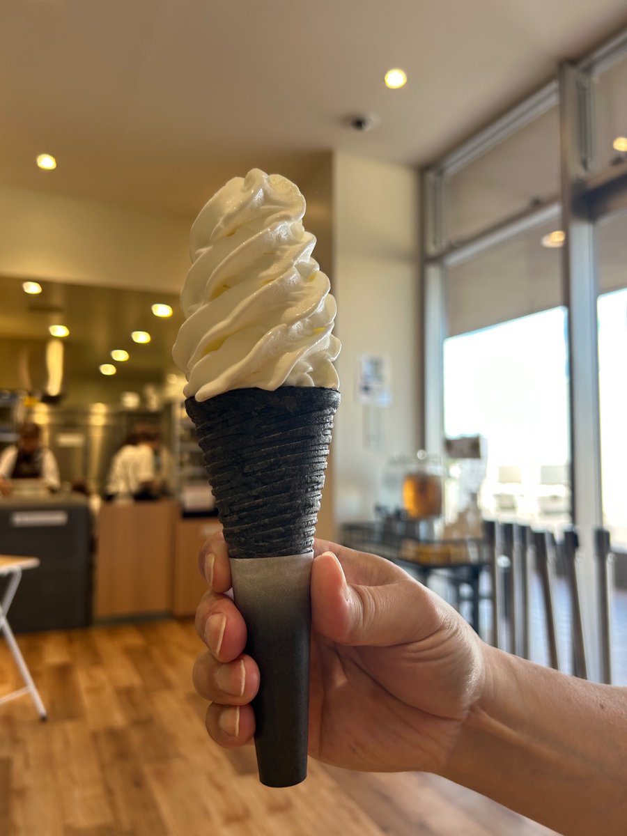 suzuamu1's tweet photo. 留萌の町の駅
お盆だから賑わってた
ソフトクリームも食べれます🍦

敷地内に出来たばかりの「モンベル」もあります⛰️
地域FMのブースみたいな小屋があってそこから「全力少年」が流れてた😊ライブのポスター貼ってないか探したけど無かったわ
#��キマスイッチ
#留萌公演 https://t.co/RaTqxZKZkV