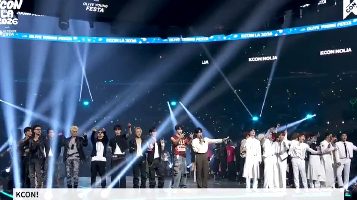 dodoyoungrawr's tweet photo. MIMPI APA GWEH SEMALEM NGELIHAT DUA IDOL KELAHIRAN 7 AGUSTUS INI SATU FRAMEEEEEEEEE😭😭😭😭😭😭 https://t.co/GlFdO9GjYi