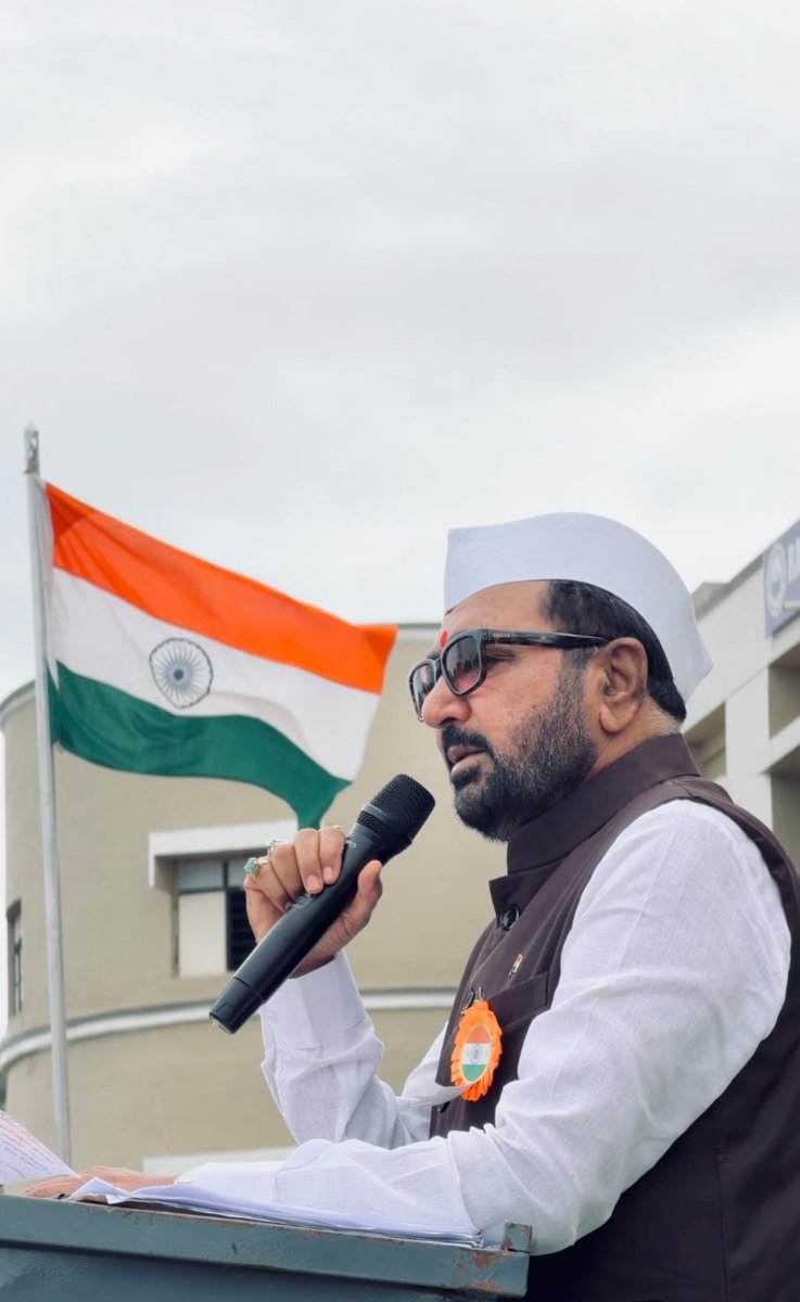 mpprataprao's tweet photo. आज 80वें स्वतंत्रता दिवस पर मेहकर (बुलढाणा) स्थित 'धर्मवीर स्व. दिलीपराव रहाटे शिक्षण व बहुउद्देशीय प्रसारक संस्था' में आयोजित ध्वजारोहण समारोह में ध्वजारोहण किया।
​इस अवसर पर स्वतंत्रता सेनानियों और वीर बलिदानियों को विनम्र श्रद्धांजलि अर्पित की।
​आदरणीय प्रधानमंत्री @narendramodi जी के नेतृत्व में 'विकसित भारत' के निर्माण के लिए आइए एकजुट होकर योगदान दें। सैनिकों का शौर्य और राष्ट्रनिष्ठा ही देश की असली ताकत है। युवा पीढ़ी उनके त्याग से प्रेरणा लेकर राष्ट्र निर्माण में समर्पित हो, यही सच्ची श्रद्धांजलि होगी।
​समस्त देशवासियों को स्वतंत्रता दिवस की हार्दिक शुभकामनाएं!
जय हिंद! जय भारत! 🇮🇳
​#IndependenceDay #IndependenceDay2026 #IndiaAt80 #Mehkar #HarGharTiranga #ViksitBharat #JaiHind