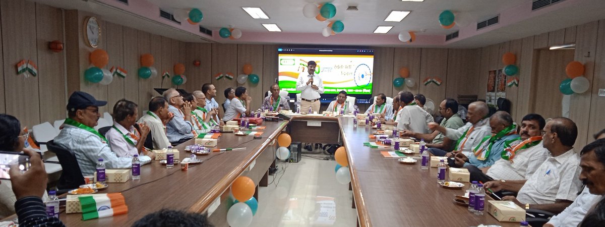 IFFCO_BR's tweet photo. ध्वजारोहण समारोह के उपरांत इफको बिहार राज्य कार्यालय के सम्मेलन कक्ष में एक प्रेरणादायी कार्यक्रम का आयोजन किया गया। इस कार्यक्रम का संचालन श्री राजीव लोचन, सहायक विपणन प्रबंधक द्वारा किया गया।

इस अवसर पर बिहार राज्य विपणन प्रबंधक एवं इफको के अन्य सेवानिवृत्त अधिकारियों द्वारा संबोधन किया गया।

अपने संबोधन में पूर्व अधिकारियों ने अपने दीर्घ अनुभव, कार्यकाल की स्मृतियों एवं महत्वप���र्ण सीखों को साझा करते हुए इफको की युवा पीढ़ी को निरंतर सीखने, मेहनत, अनुशासन एवं समर्पण के साथ कार्य करने के लिए प्रेरित किया। उन्होंने युवा अधिकारियों एवं कर्मचारियों को संगठन की गरिमा एवं उपलब्धियों को आगे बढ़ाने तथा राष्ट्र एवं किसान सेवा के प्रति प्रतिबद्ध रहने का संदेश दिया।

कार्यक्रम के अंत में डॉ. रमेश कुमार (वरिष्ठ प्रबंधक–कृषि सेवा) द्वारा सभी के प्रति आभार व्यक्त करते हुए धन्यवाद ज्ञापन दिया गया।