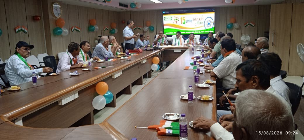 IFFCO_BR's tweet photo. ध्वजारोहण समारोह के उपरांत इफको बिहार राज्य कार्यालय के सम्मेलन कक्ष में एक प्रेरणादायी कार्यक्रम का आयोजन किया गया। इस कार्यक्रम का संचालन श्री राजीव लोचन, सहायक विपणन प्रबंधक द्वारा किया गया।

इस अवसर पर बिहार राज्य विपणन प्रबंधक एवं इफको के अन्य सेवानिवृत्त अधिकारियों द्वारा संबोधन किया गया।

अपने संबोधन में पूर्व अधिकारियों ने अपने दीर्घ अनुभव, कार्यकाल की स्मृतियों एवं महत्वप���र्ण सीखों को साझा करते हुए इफको की युवा पीढ़ी को निरंतर सीखने, मेहनत, अनुशासन एवं समर्पण के साथ कार्य करने के लिए प्रेरित किया। उन्होंने युवा अधिकारियों एवं कर्मचारियों को संगठन की गरिमा एवं उपलब्धियों को आगे बढ़ाने तथा राष्ट्र एवं किसान सेवा के प्रति प्रतिबद्ध रहने का संदेश दिया।

कार्यक्रम के अंत में डॉ. रमेश कुमार (वरिष्ठ प्रबंधक–कृषि सेवा) द्वारा सभी के प्रति आभार व्यक्त करते हुए धन्यवाद ज्ञापन दिया गया।