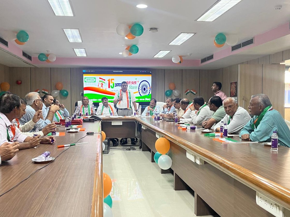 IFFCO_BR's tweet photo. ध्वजारोहण समारोह के उपरांत इफको बिहार राज्य कार्यालय के सम्मेलन कक्ष में एक प्रेरणादायी कार्यक्रम का आयोजन किया गया। इस कार्यक्रम का संचालन श्री राजीव लोचन, सहायक विपणन प्रबंधक द्वारा किया गया।

इस अवसर पर बिहार राज्य विपणन प्रबंधक एवं इफको के अन्य सेवानिवृत्त अधिकारियों द्वारा संबोधन किया गया।

अपने संबोधन में पूर्व अधिकारियों ने अपने दीर्घ अनुभव, कार्यकाल की स्मृतियों एवं महत्वप���र्ण सीखों को साझा करते हुए इफको की युवा पीढ़ी को निरंतर सीखने, मेहनत, अनुशासन एवं समर्पण के साथ कार्य करने के लिए प्रेरित किया। उन्होंने युवा अधिकारियों एवं कर्मचारियों को संगठन की गरिमा एवं उपलब्धियों को आगे बढ़ाने तथा राष्ट्र एवं किसान सेवा के प्रति प्रतिबद्ध रहने का संदेश दिया।

कार्यक्रम के अंत में डॉ. रमेश कुमार (वरिष्ठ प्रबंधक–कृषि सेवा) द्वारा सभी के प्रति आभार व्यक्त करते हुए धन्यवाद ज्ञापन दिया गया।