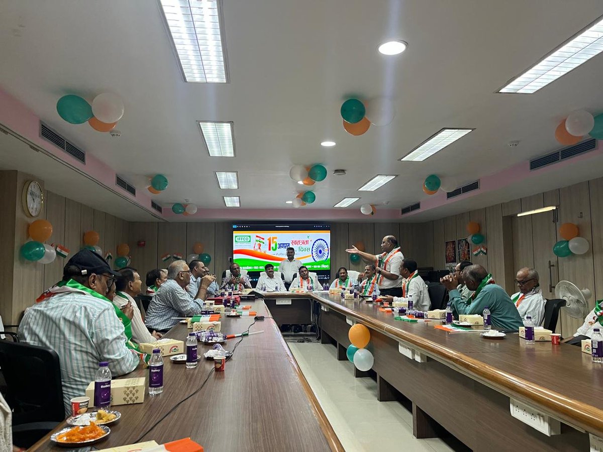 IFFCO_BR's tweet photo. ध्वजारोहण समारोह के उपरांत इफको बिहार राज्य कार्यालय के सम्मेलन कक्ष में एक प्रेरणादायी कार्यक्रम का आयोजन किया गया। इस कार्यक्रम का संचालन श्री राजीव लोचन, सहायक विपणन प्रबंधक द्वारा किया गया।

इस अवसर पर बिहार राज्य विपणन प्रबंधक एवं इफको के अन्य सेवानिवृत्त अधिकारियों द्वारा संबोधन किया गया।

अपने संबोधन में पूर्व अधिकारियों ने अपने दीर्घ अनुभव, कार्यकाल की स्मृतियों एवं महत्वप���र्ण सीखों को साझा करते हुए इफको की युवा पीढ़ी को निरंतर सीखने, मेहनत, अनुशासन एवं समर्पण के साथ कार्य करने के लिए प्रेरित किया। उन्होंने युवा अधिकारियों एवं कर्मचारियों को संगठन की गरिमा एवं उपलब्धियों को आगे बढ़ाने तथा राष्ट्र एवं किसान सेवा के प्रति प्रतिबद्ध रहने का संदेश दिया।

कार्यक्रम के अंत में डॉ. रमेश कुमार (वरिष्ठ प्रबंधक–कृषि सेवा) द्वारा सभी के प्रति आभार व्यक्त करते हुए धन्यवाद ज्ञापन दिया गया।