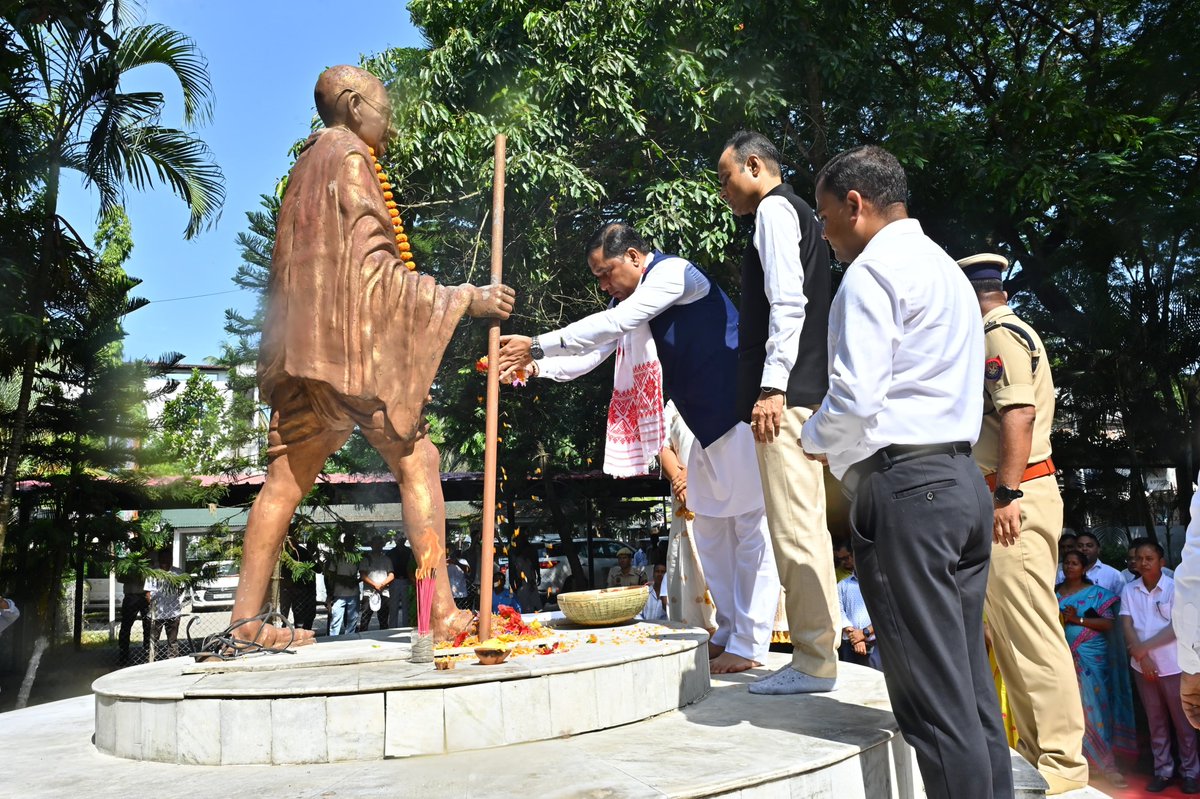 jayanta_malla's tweet photo. Began the 80th Independence Day celebrations in Nalbari this morning by paying floral tribute at the statue of Mahatma Gandhi while remembering the freedom fighters whose courage and sacrifice secured our nation’s freedom.

📍 CEO Zilla Parishad Office Premises, Nalbari https://t.co/qCcCDESInv