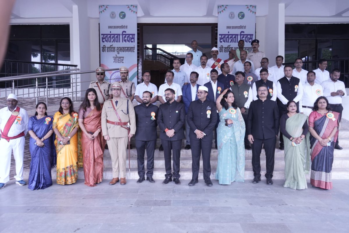 dckoderma's tweet photo. ज़िला समाहरणालय परिसर में तिरंगा फहराकर राष्ट्रीय ध्वज को ससम्मान सलामी दी। मौक़े पर पुलिस अधीक्षक, उप विकास आयुक्त, अपर समाहर्ता, एसडीओ व सभी जिलास्तरीय पदाधिकारीगण उपस्थित रहे। 🇮🇳

#IndependenceDay #जिला_प्रशासन_कोडरमा @JharkhandCMO @IprdKoderma https://t.co/MbXhCR2bT2