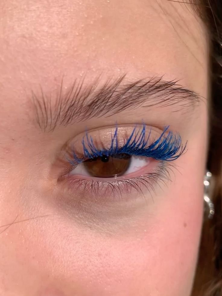 archivedlooks's tweet photo. Blue mascara <3 https://t.co/WQiGPu9B0k