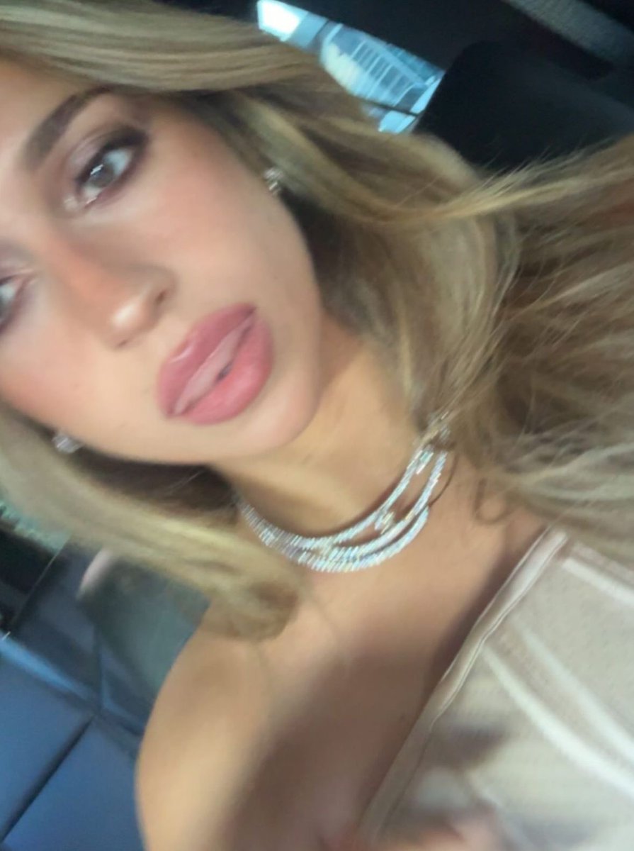 myangelwingssss's tweet photo. tate mcrae looks stunning in every single angle. there are no bad pictures of her. https://t.co/0Wow08kf5I