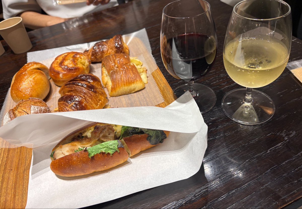 Pocchan7373's tweet photo. オシャレなパン屋でランチ🍷からの競馬デート🍻 https://t.co/5Qve52lrVJ